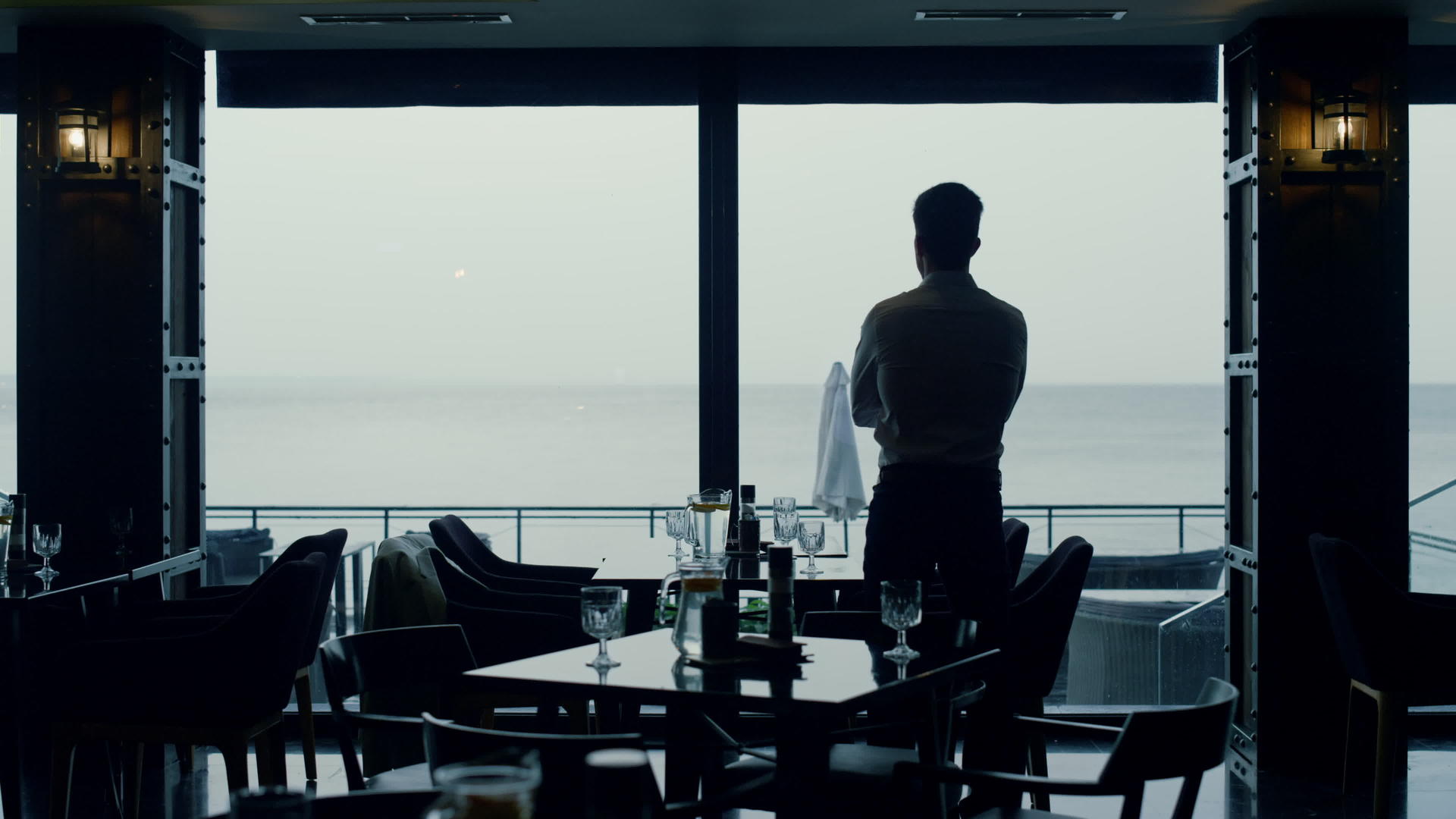 优雅的商务人士在全景咖啡馆欣赏海景视频的预览图