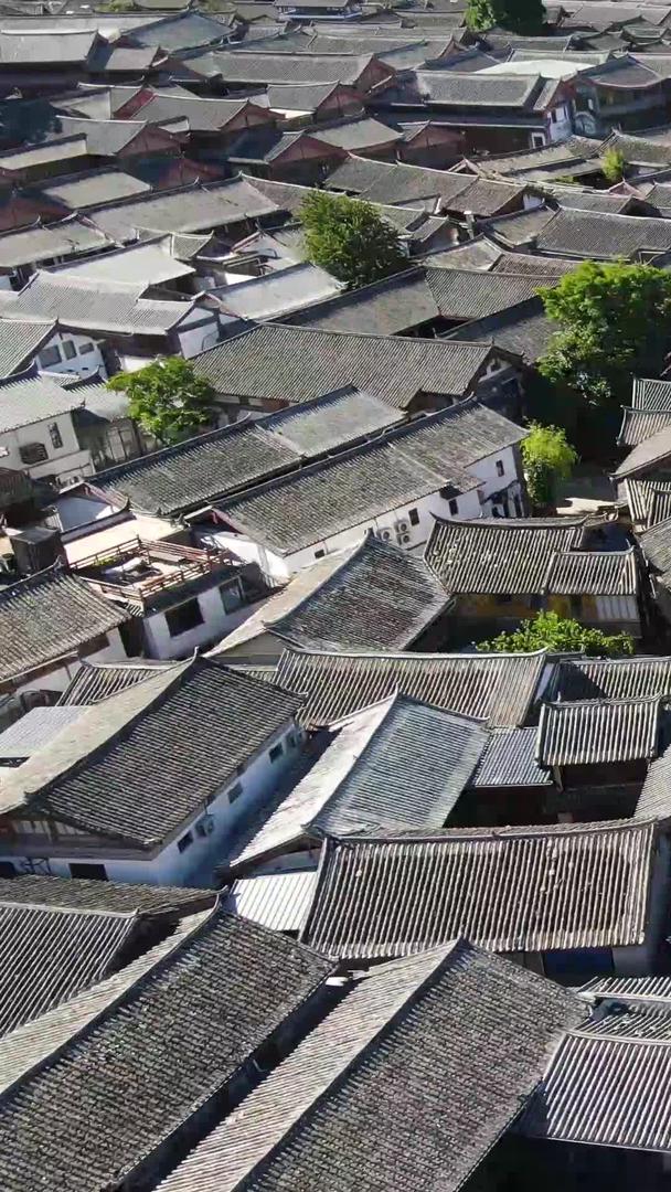 俯拍云南丽江古城景区老建筑群视频的预览图