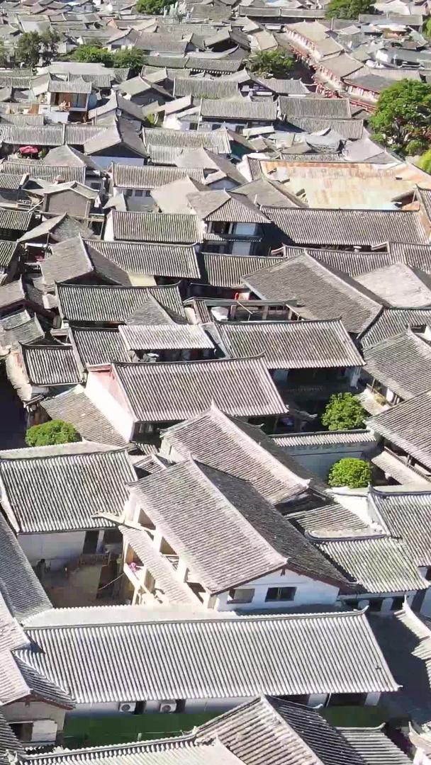 俯拍云南丽江古城景区老建筑群视频的预览图