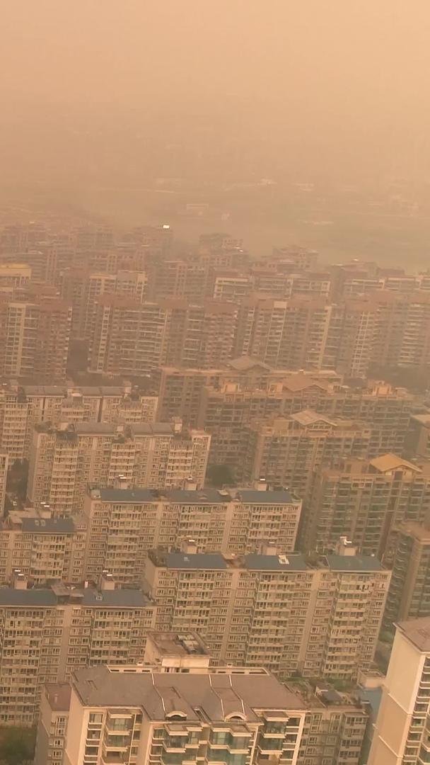 居民区在雾霾下航拍视频的预览图