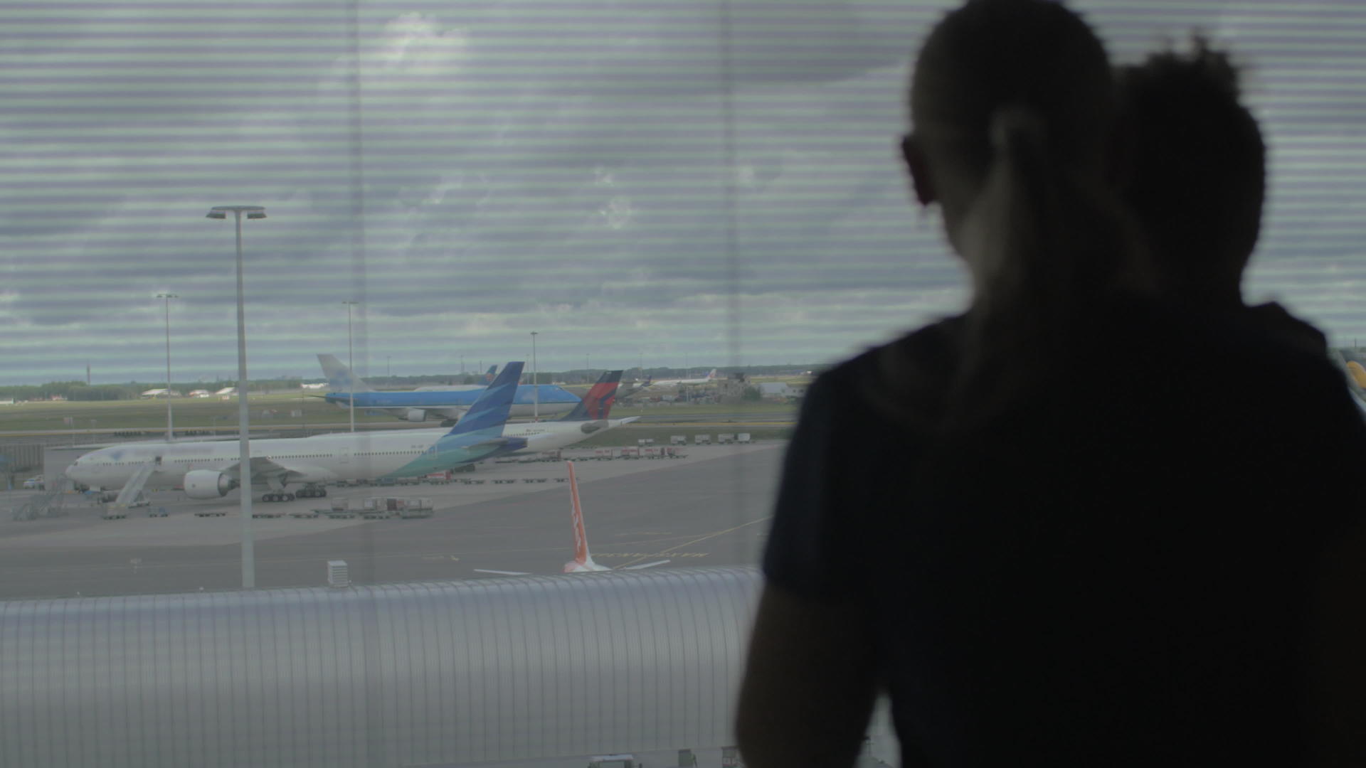 母亲和儿子透过机场的窗户看了看视频的预览图