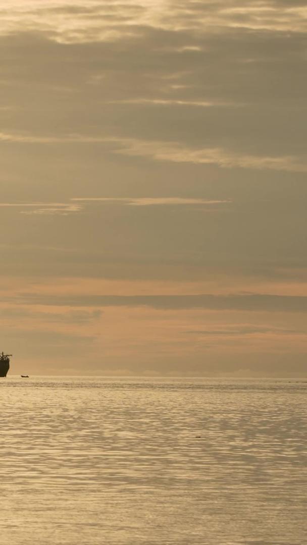 实拍黄昏海面停留的渔船视频素材视频的预览图