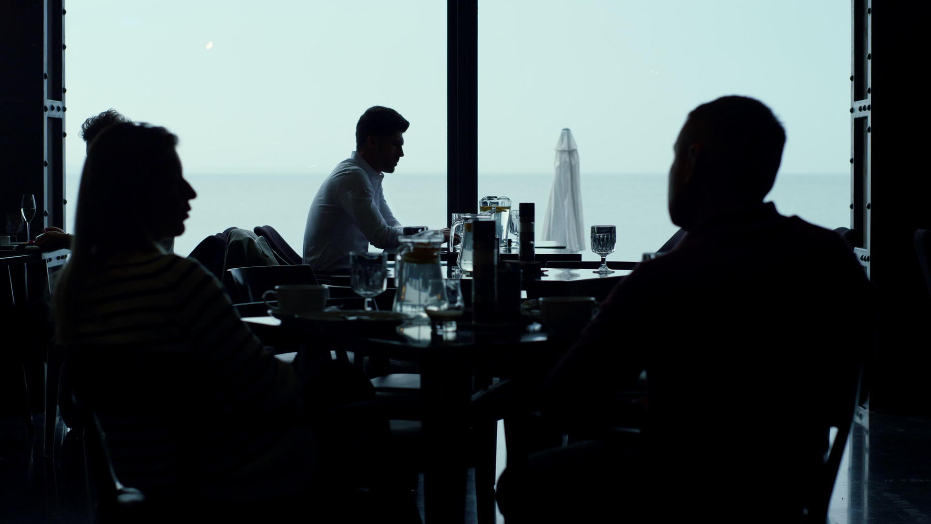 咖啡馆客人剪影休息全景酒廊酒吧看风景优美的海景视频的预览图