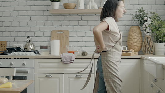 厨房里的女人穿围裙视频的预览图