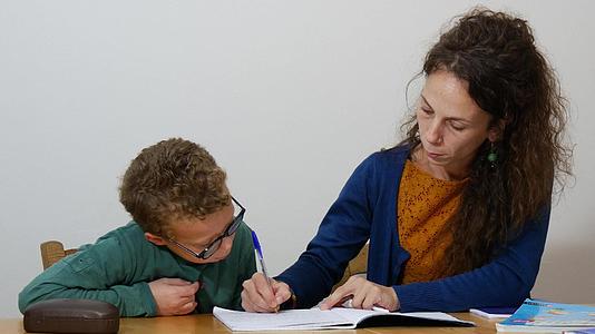 小男孩和妈妈一起做作业视频的预览图
