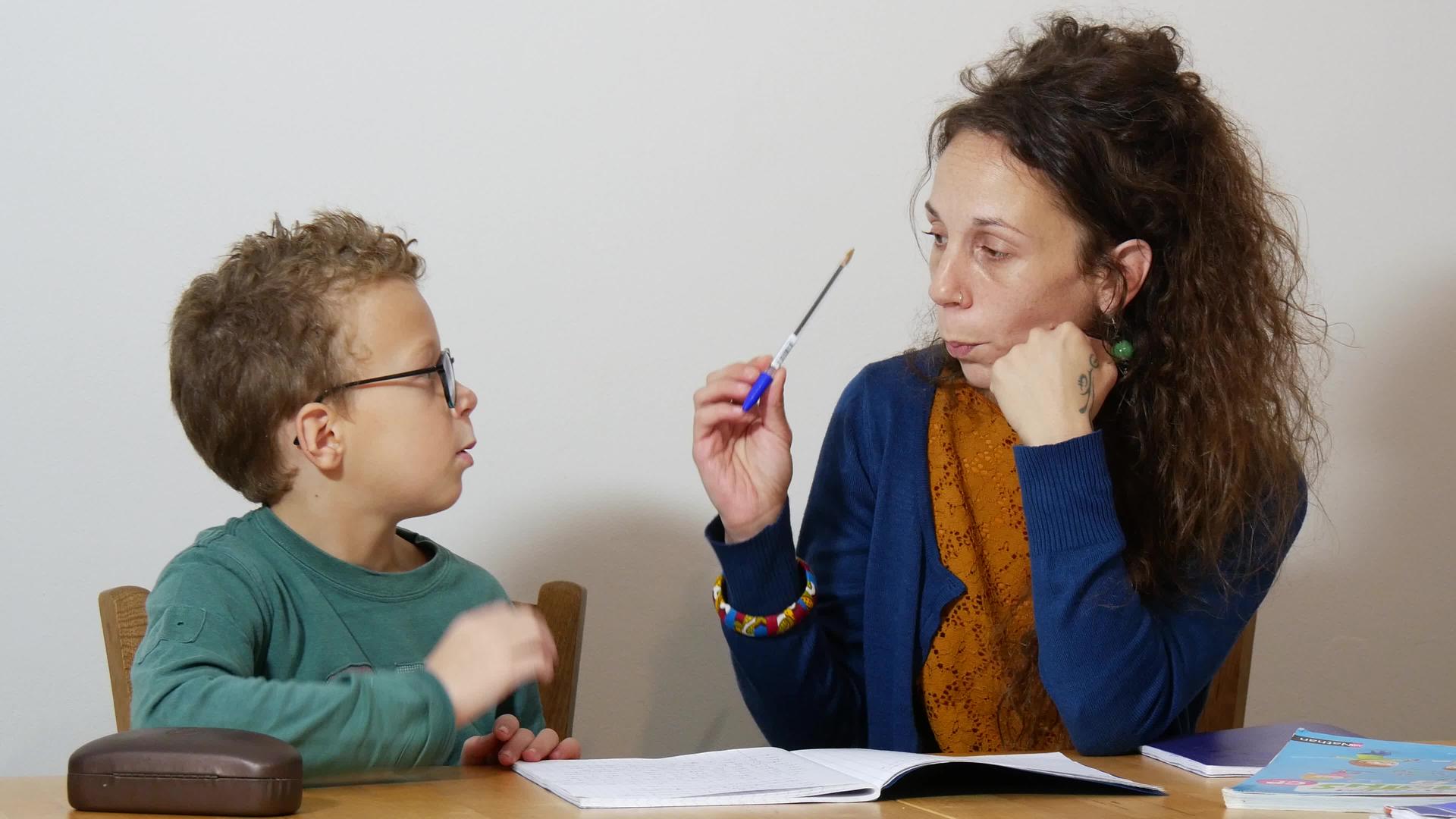 小男孩和妈妈一起做作业视频的预览图