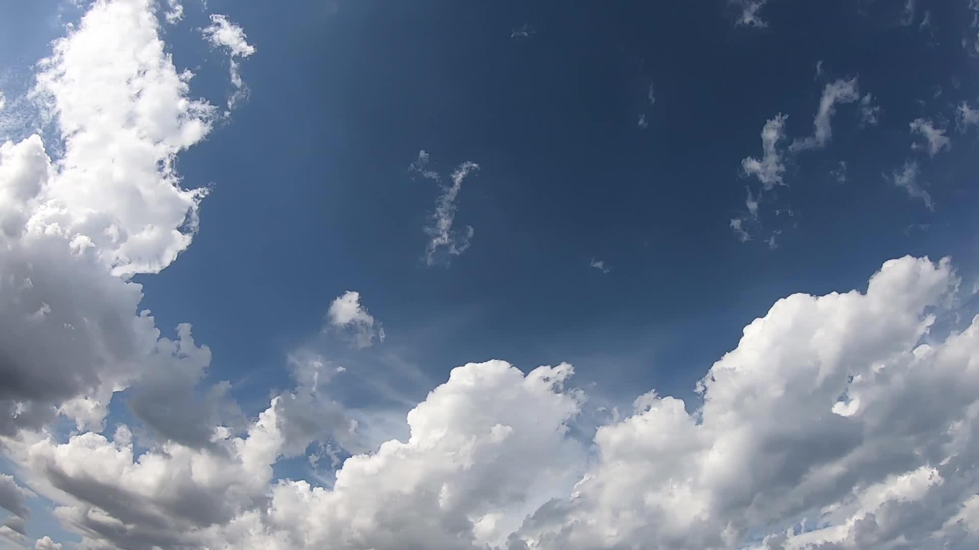 白云的消失时间在深蓝的天空中消失视频的预览图