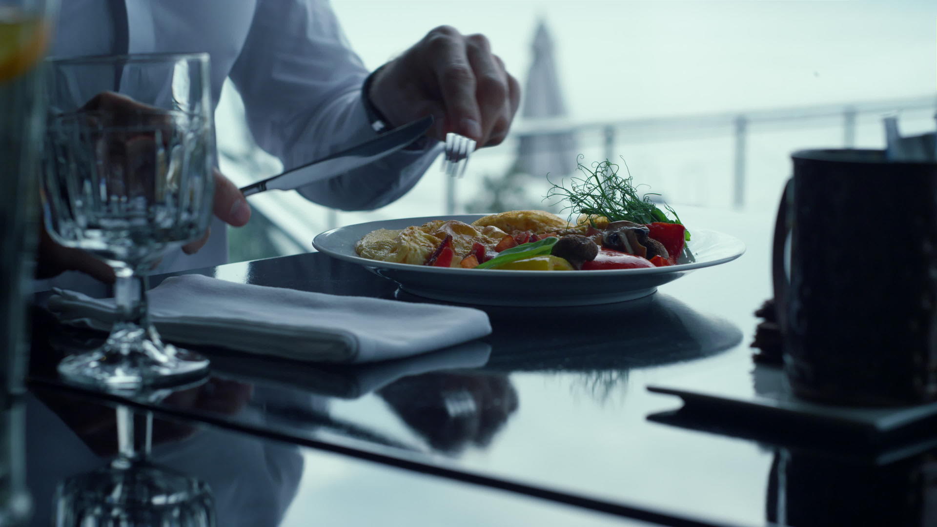 男士手持服务餐具在时尚餐厅特写镜头中吃晚餐视频的预览图