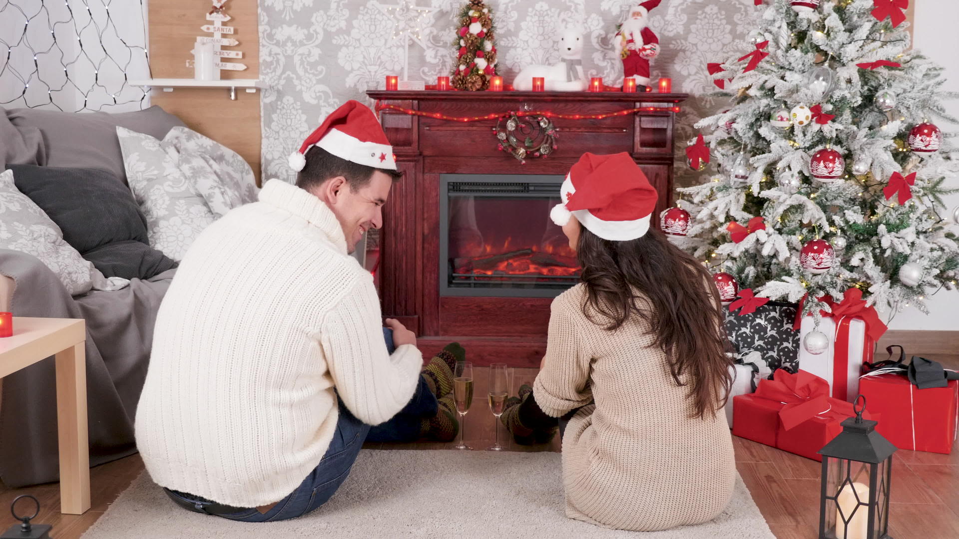 圣诞之夜一对夫妇在壁炉前喝香槟视频的预览图