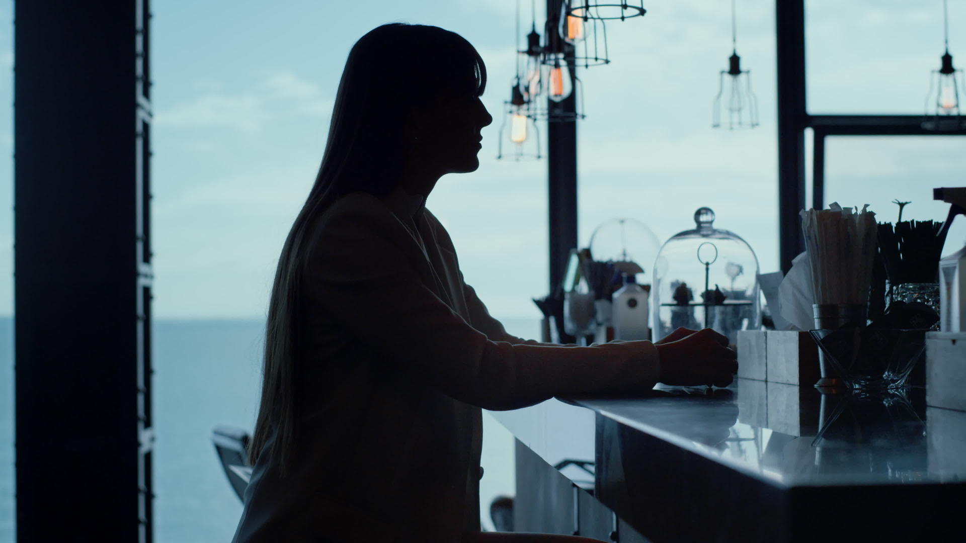 孤独的女商人剪影在海景咖啡馆思考视频的预览图