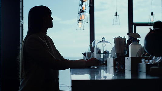 孤独的女性剪影在海景酒吧特写镜头视频的预览图