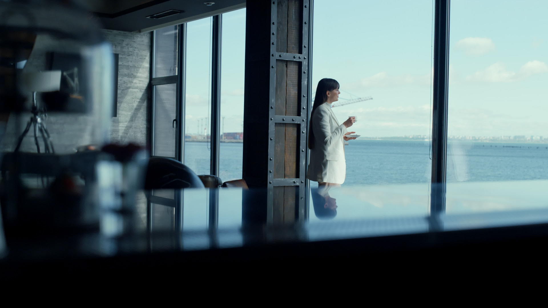在欣赏海洋全景窗景的同时首席执行官女士享受茶点视频的预览图