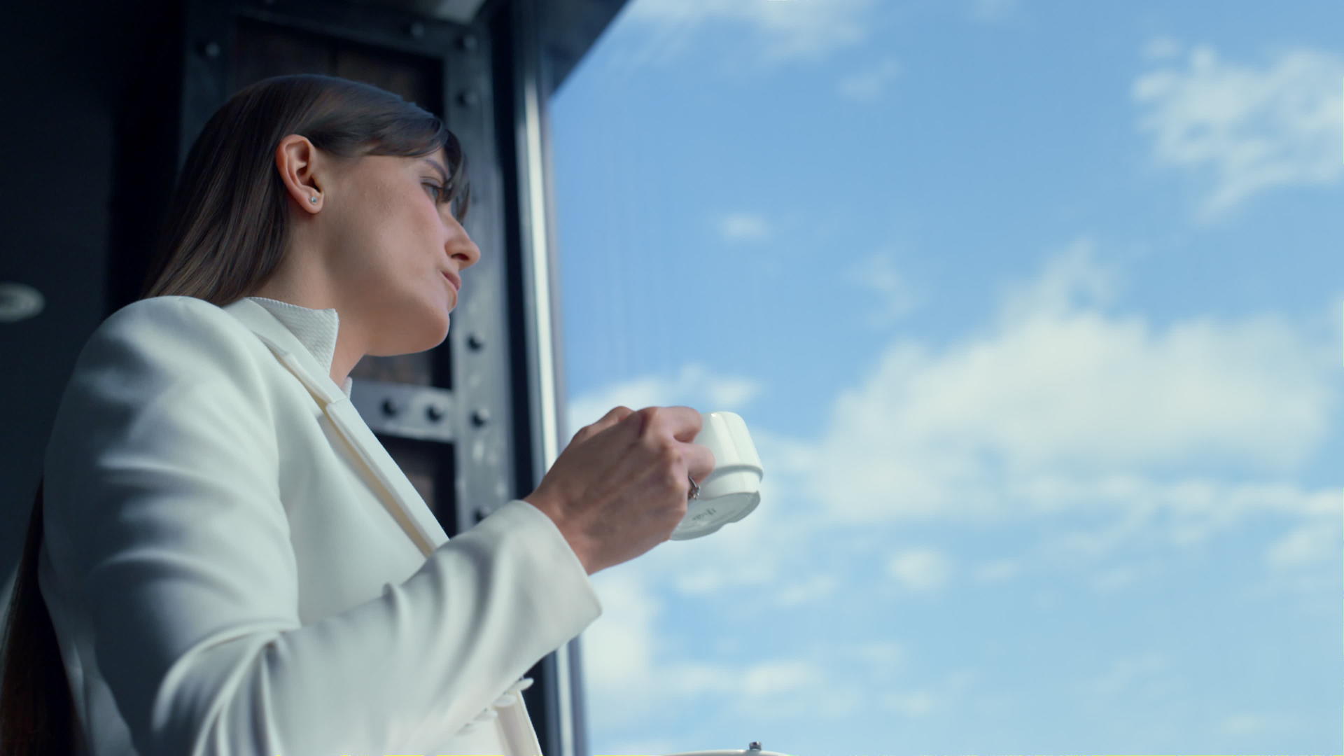 肖像女商务人士在多云的天空视图上喝咖啡视频的预览图