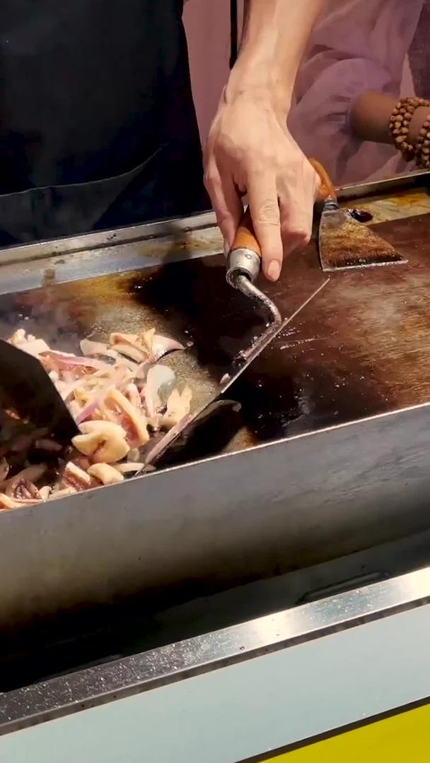 街头美味小吃铁板鱿鱼视频的预览图