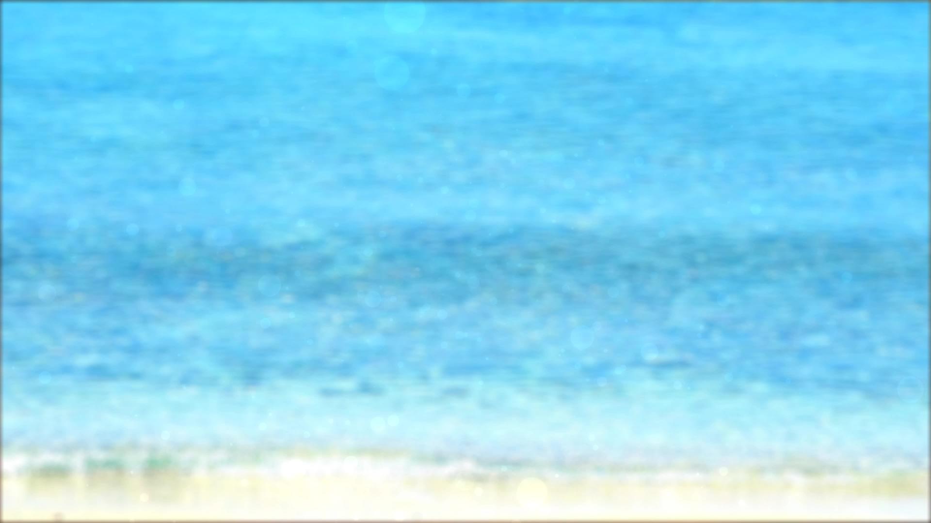海滩上模糊的波浪和干净的海水视频的预览图
