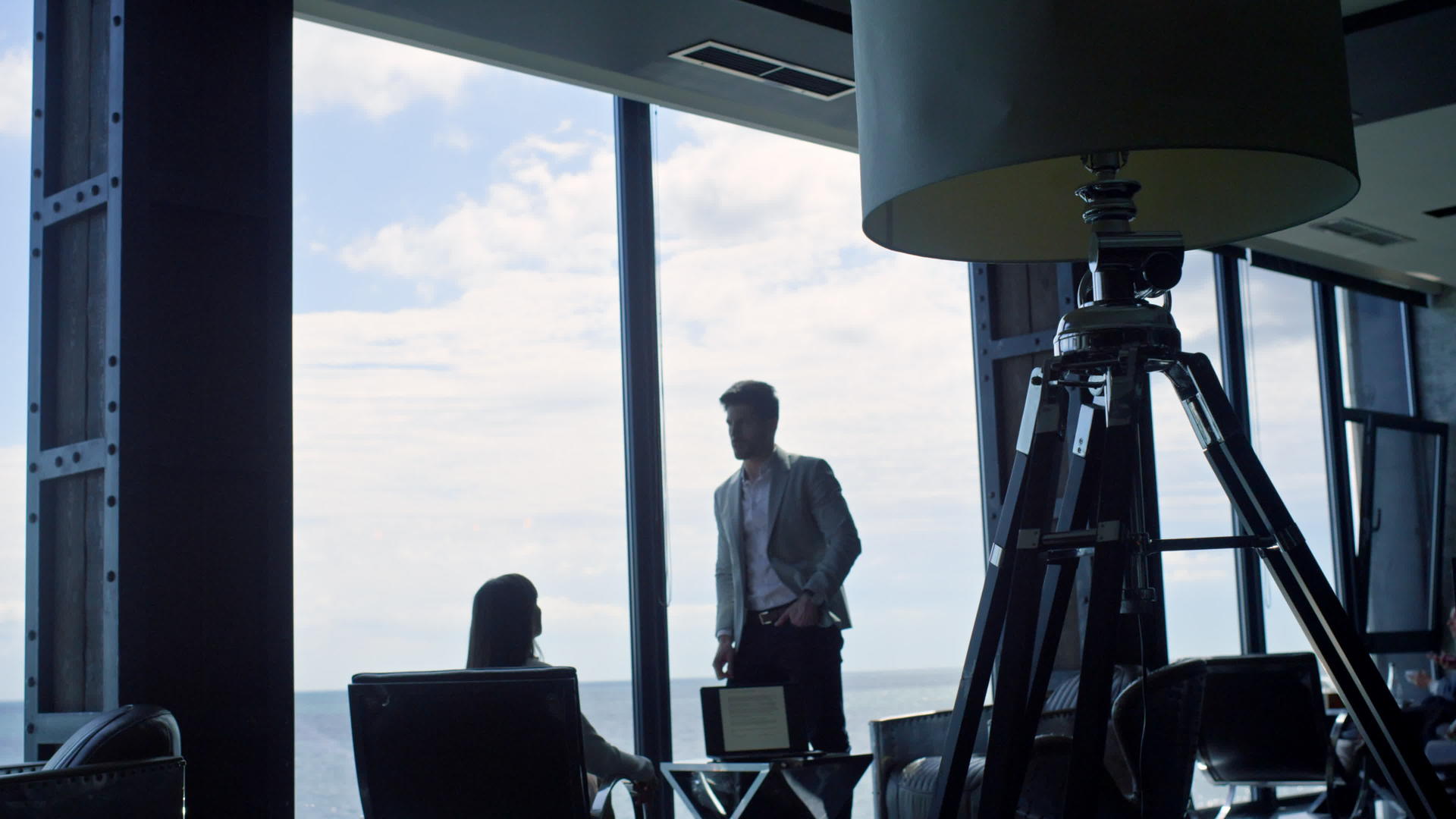 商业团队剪影在海云视图中交谈视频的预览图