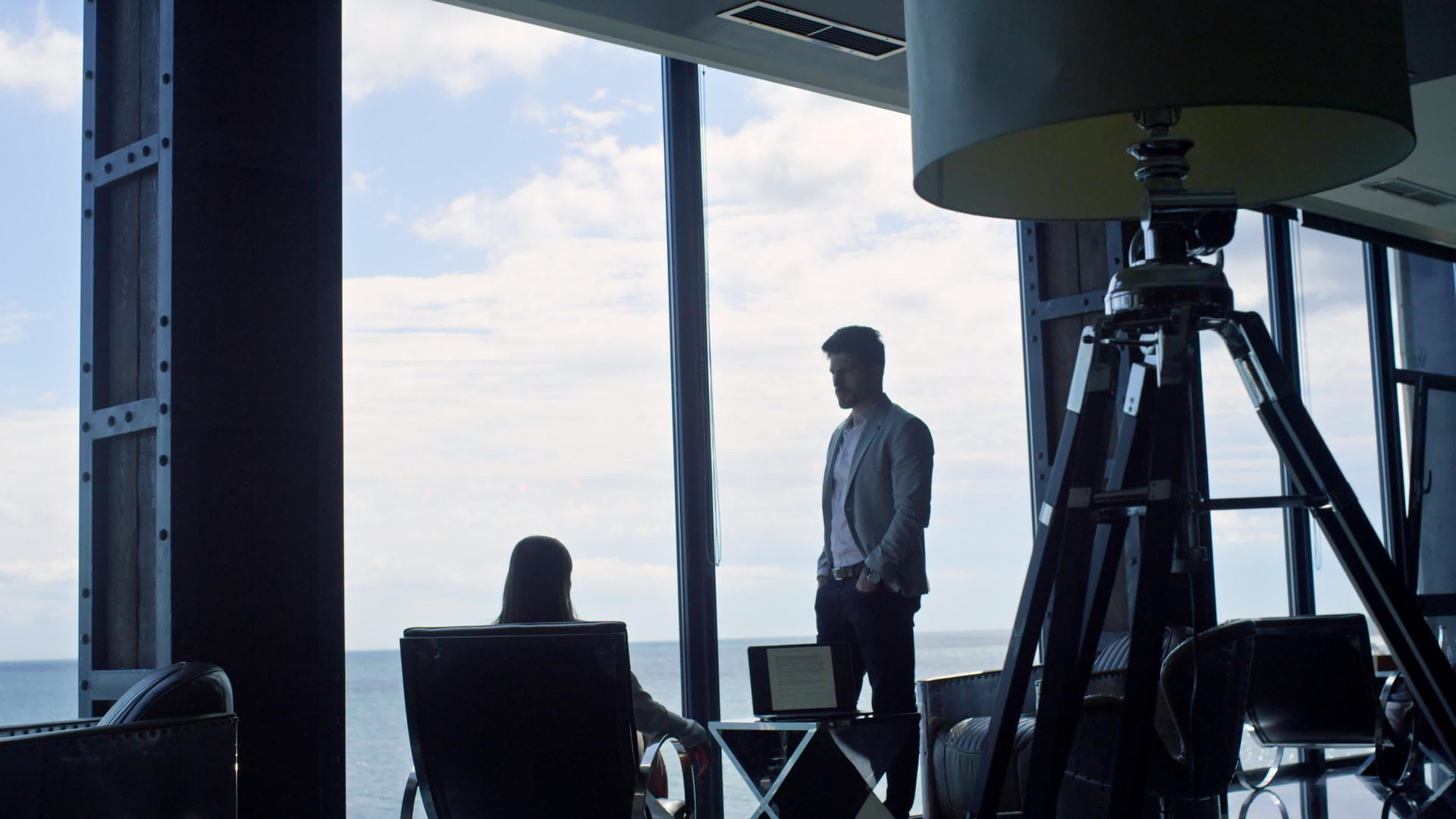 商业夫妇剪影在海洋景观中思考视频的预览图