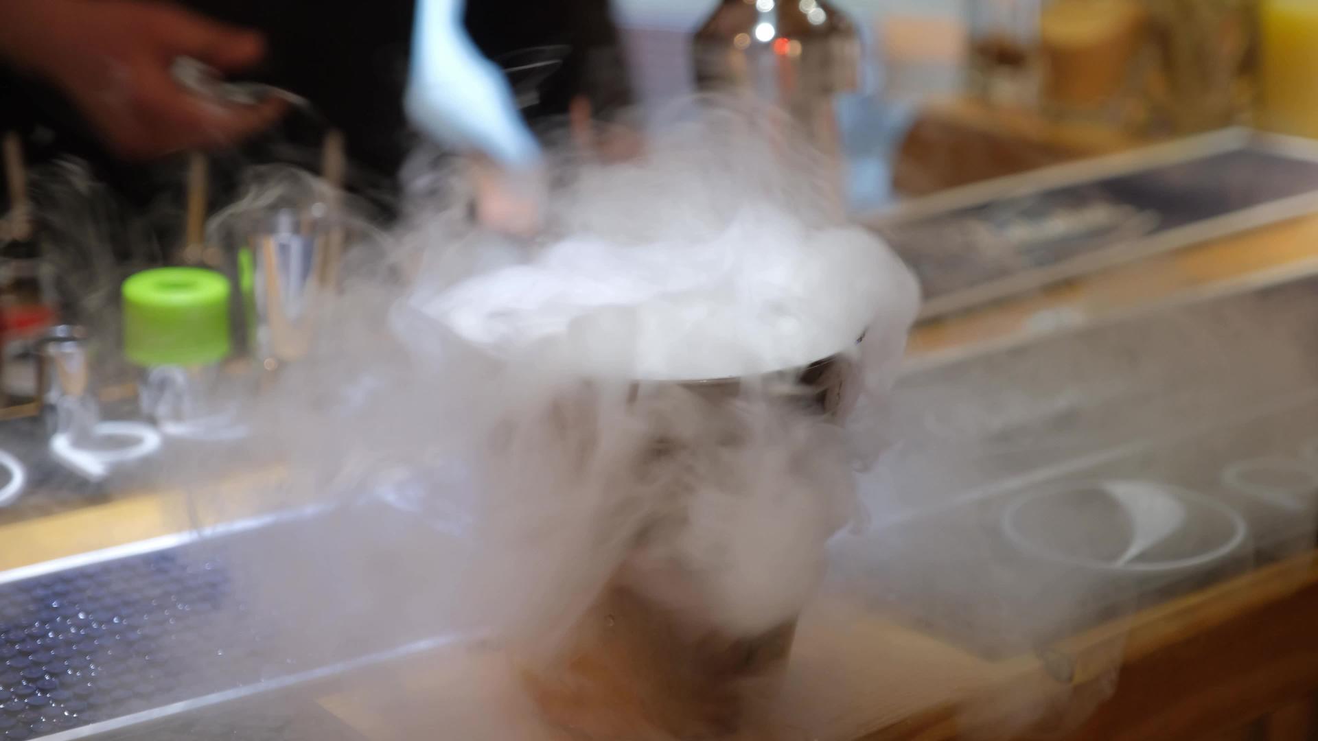 桶中的干冰蒸汽饱和视频的预览图