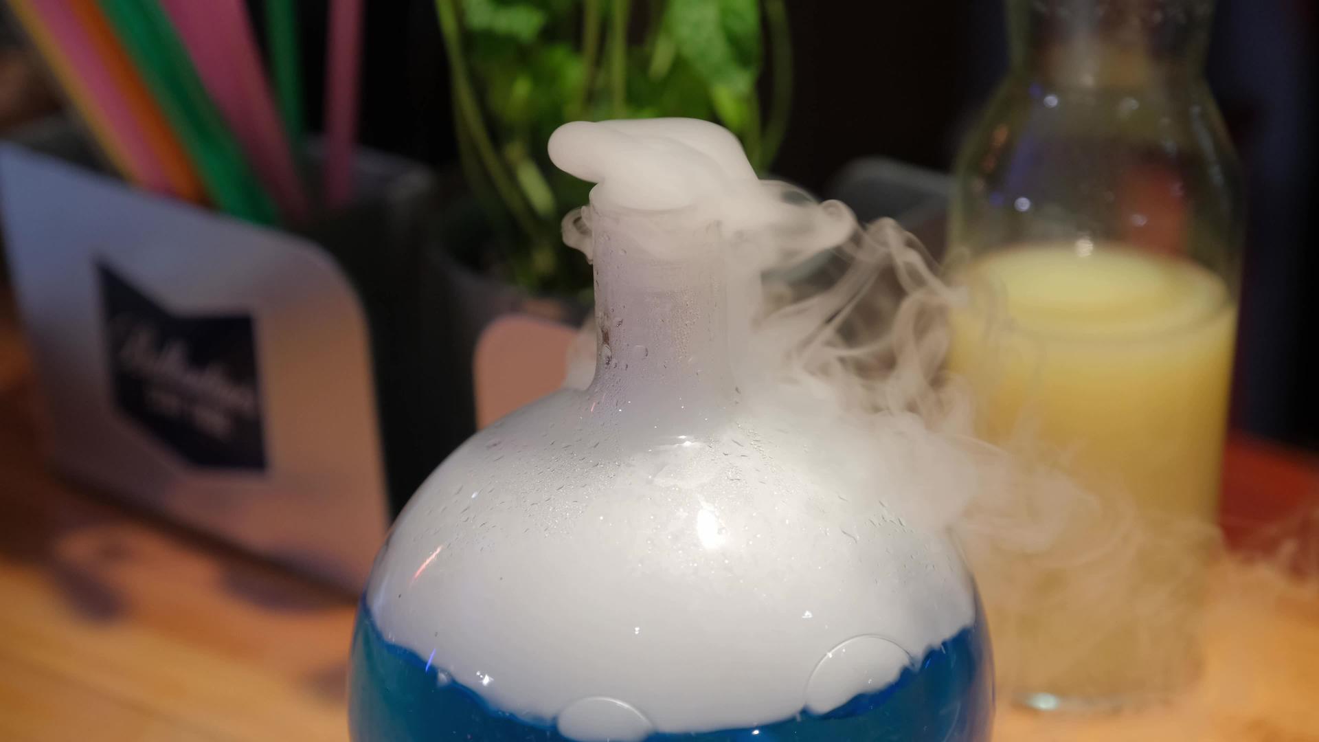 饱和蒸汽来自酒瓶中的干冰视频的预览图