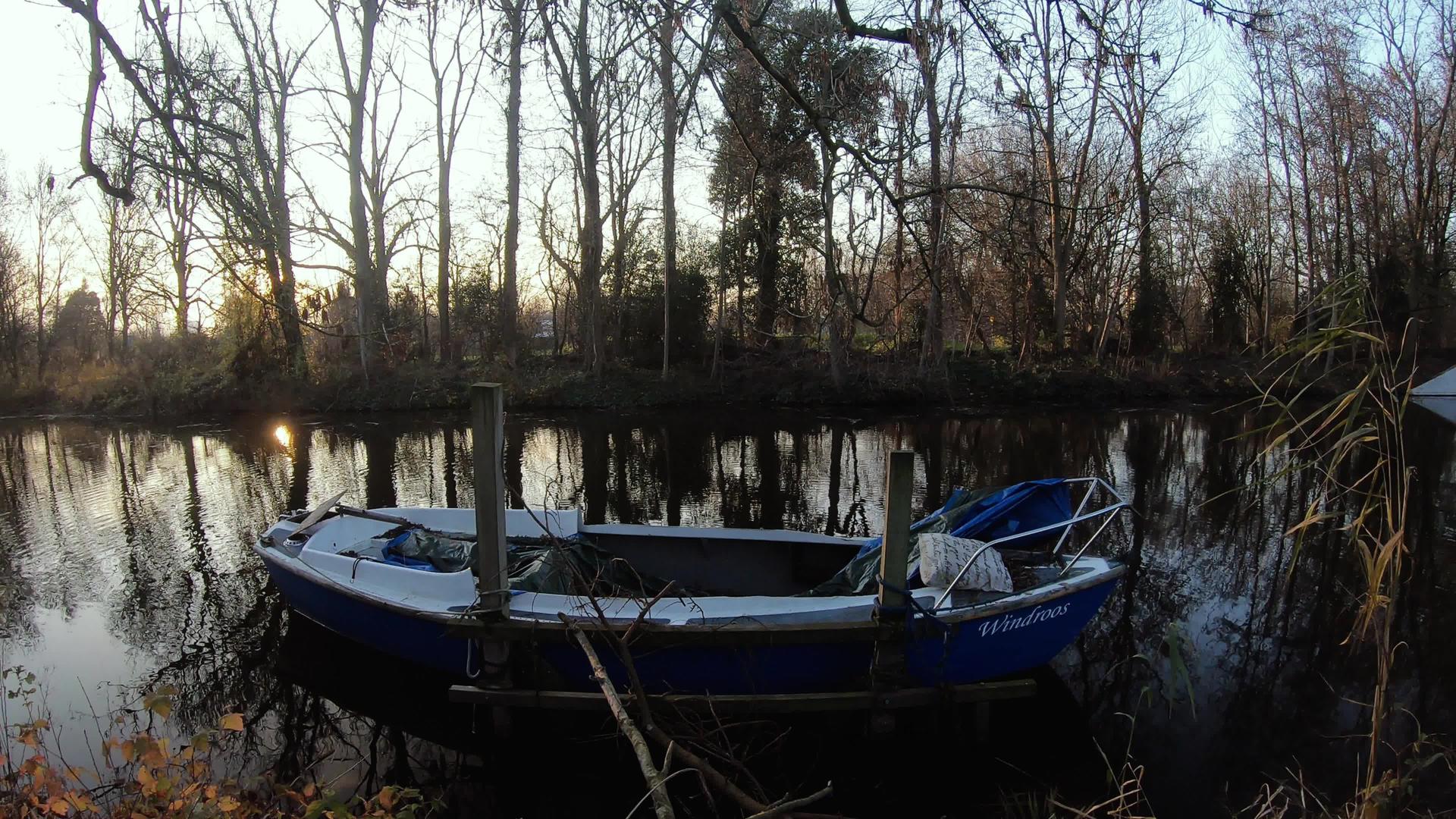 河上的小船视频的预览图