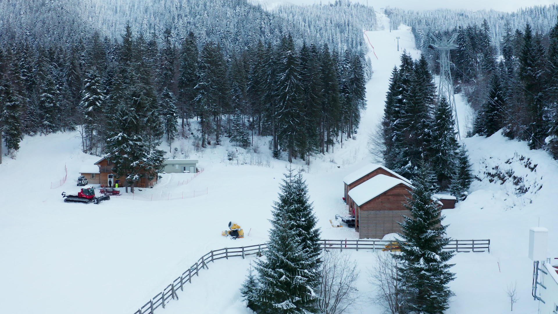 滑雪坡上空视频的预览图