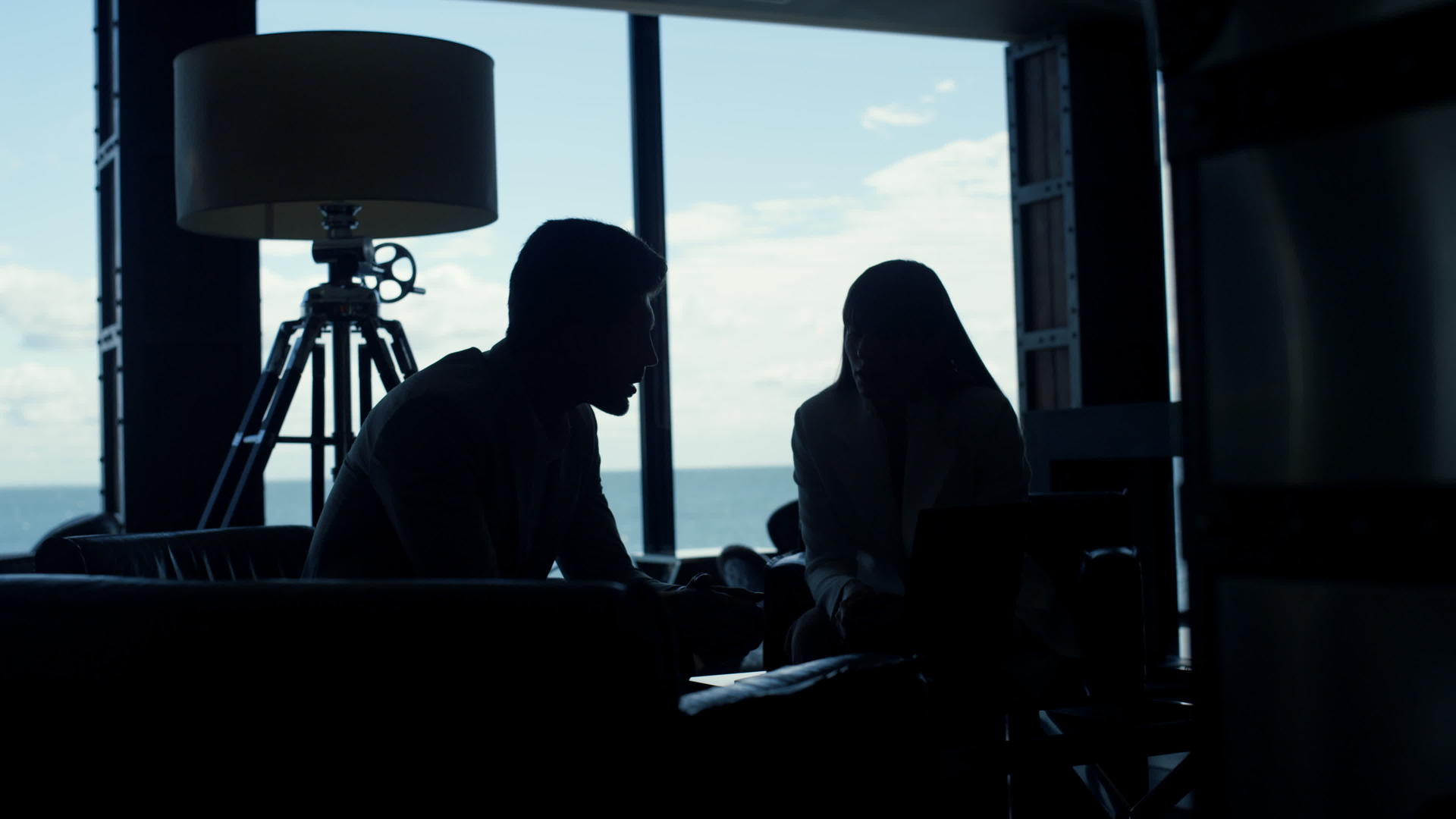 剪影放松夫妇在海景豪华办公室交谈视频的预览图