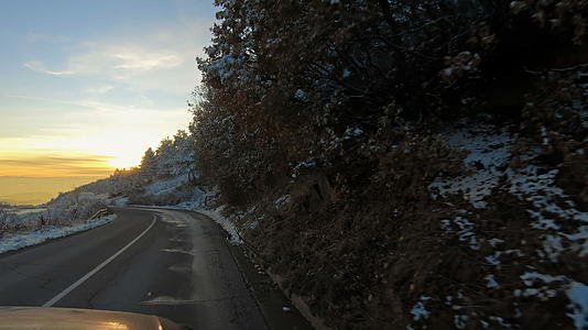 日落时冬天的森林被雪覆盖在山上开小马视频的预览图