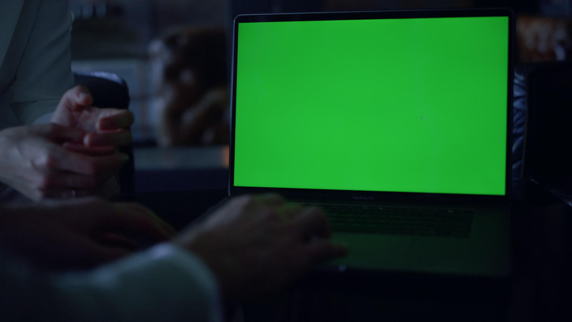 同事的手使用色度键笔记本电脑特写视频的预览图