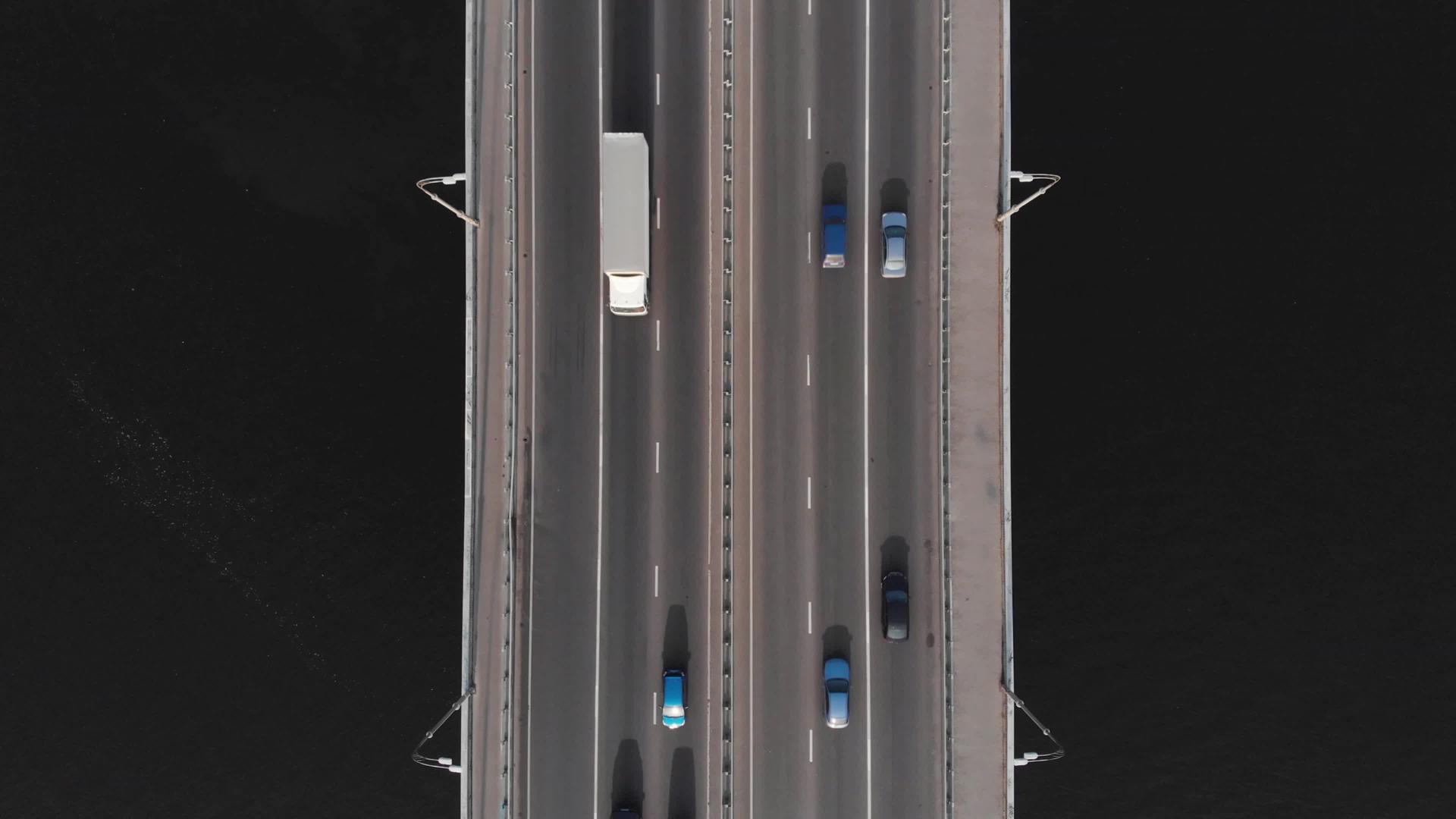 空中最高的高视图穿越高速汽车视频的预览图