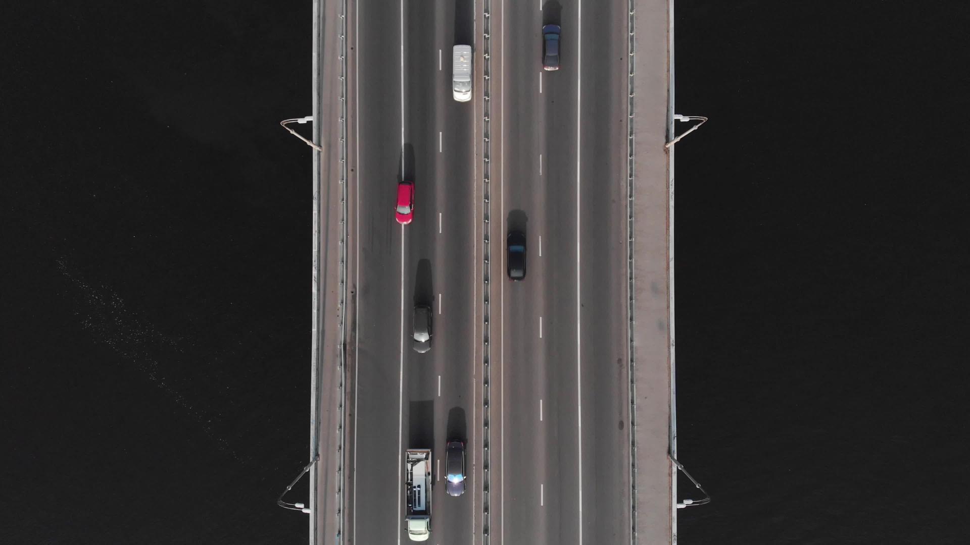 深水红蓝轿车在空中视线最高视频的预览图