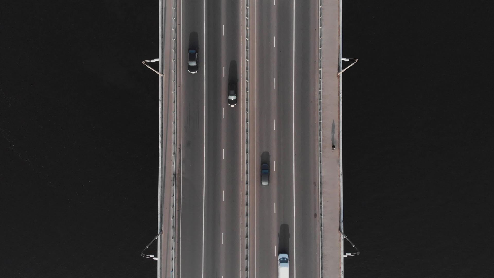 孤独的自行车骑手在自行车桥上高速公路交通空中视线最高视频的预览图
