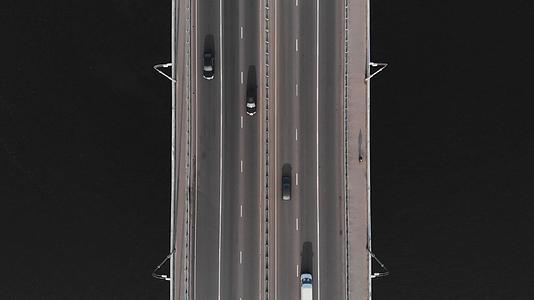 孤独的自行车骑手在自行车桥上高速公路交通空中视线最高视频的预览图