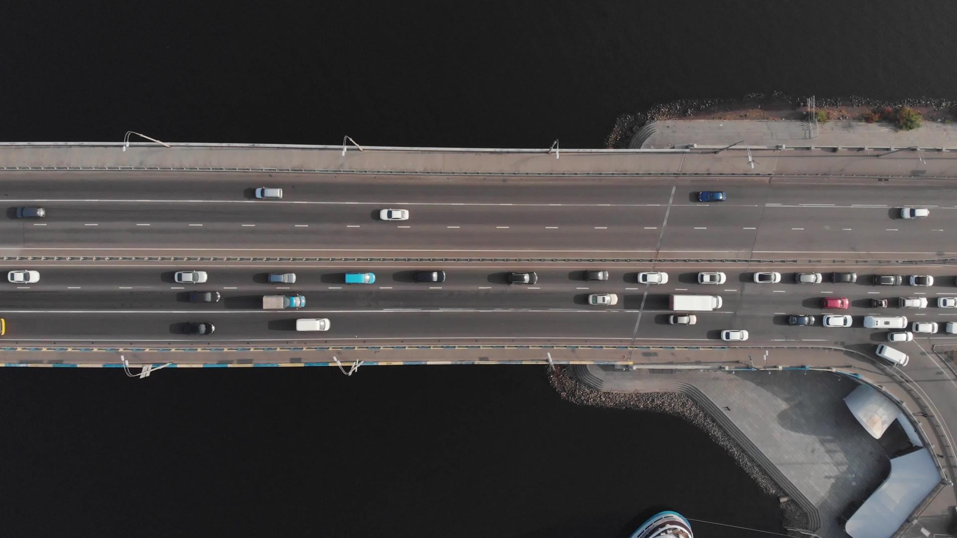 桥桥高速公路交通堵塞叉车空中最高视图视频的预览图