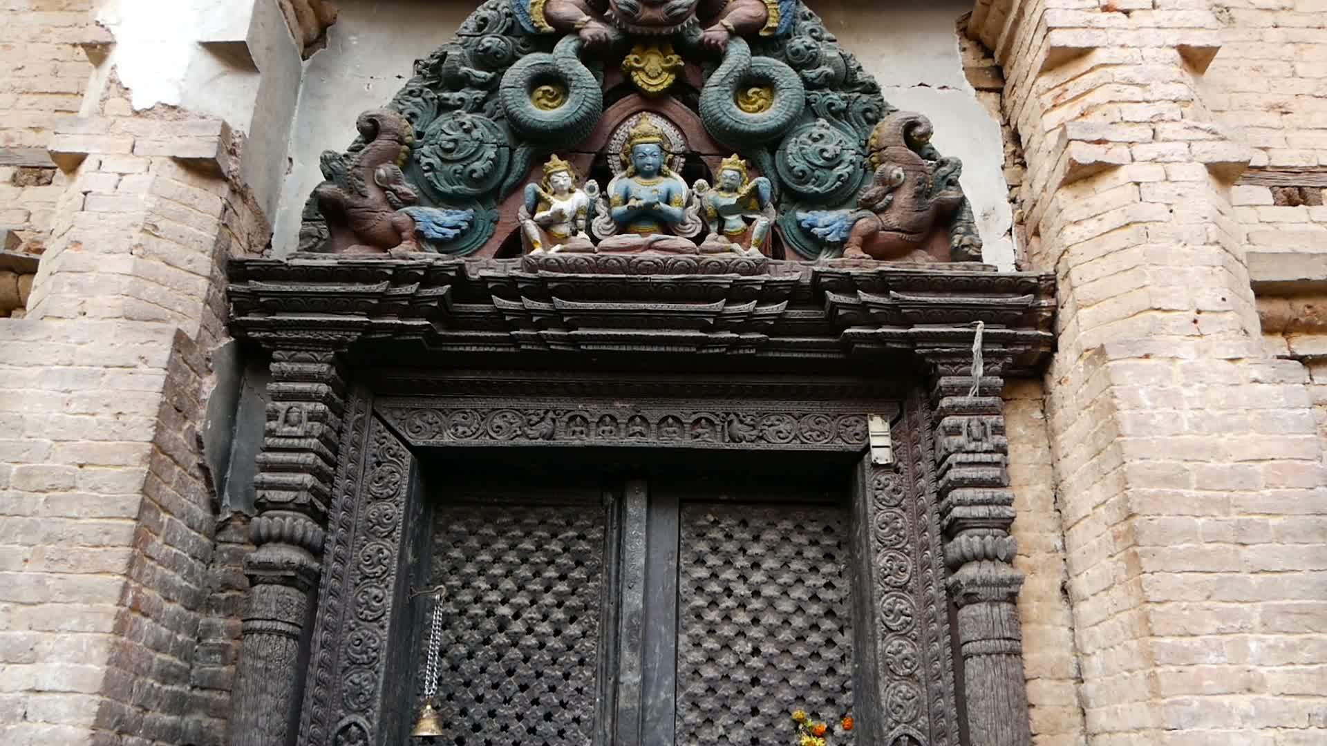 寺庙入口的装饰设计从下面的老年人入口上方有五颜六色的视频的预览图