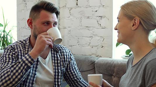 男人和女人在咖啡馆喝咖啡视频的预览图