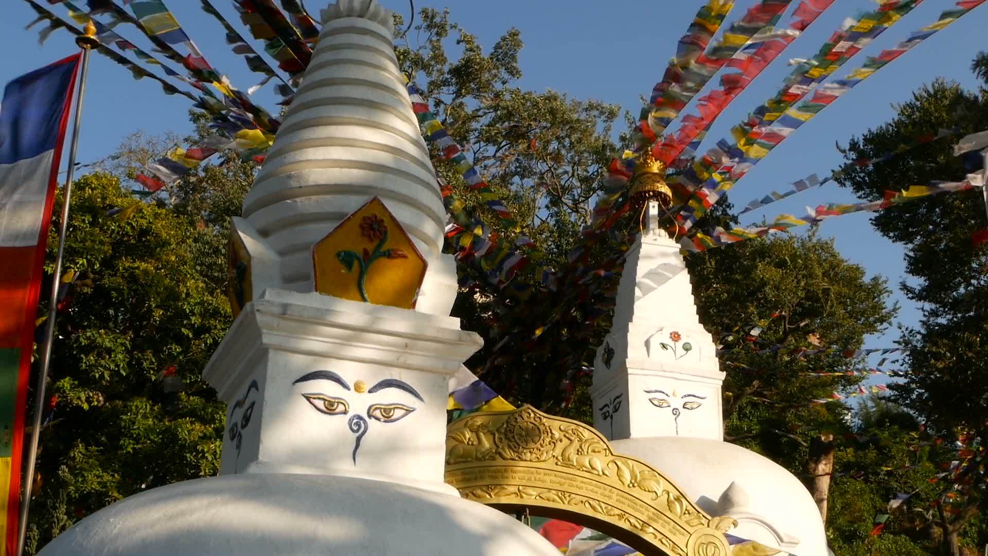在阳光下五颜六色的寺庙雕塑白色的石塔雕塑在明亮的阳光下视频的预览图