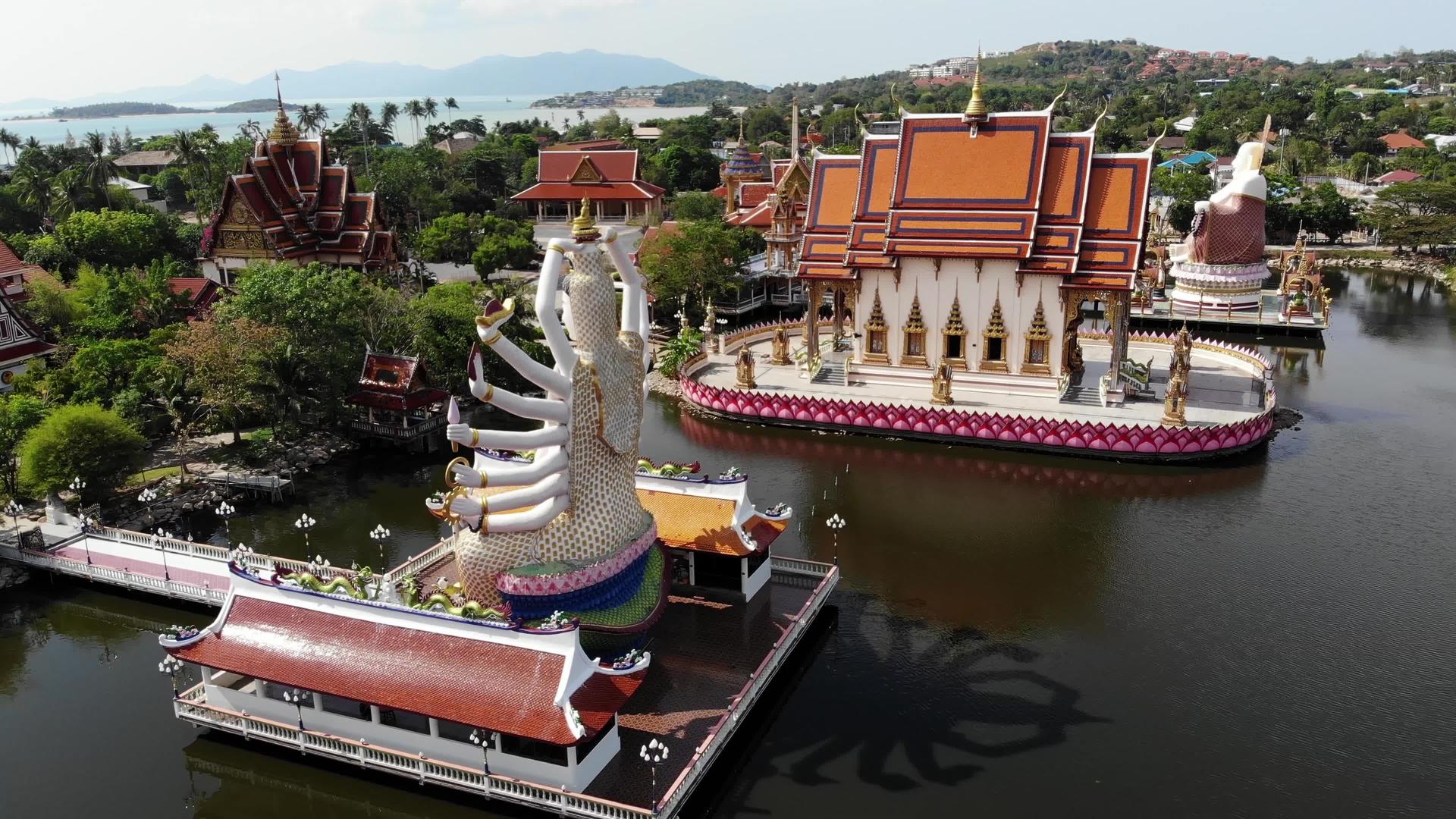 苏梅岛阳光明媚的日子湖边的佛寺位于无人机顶视频的预览图