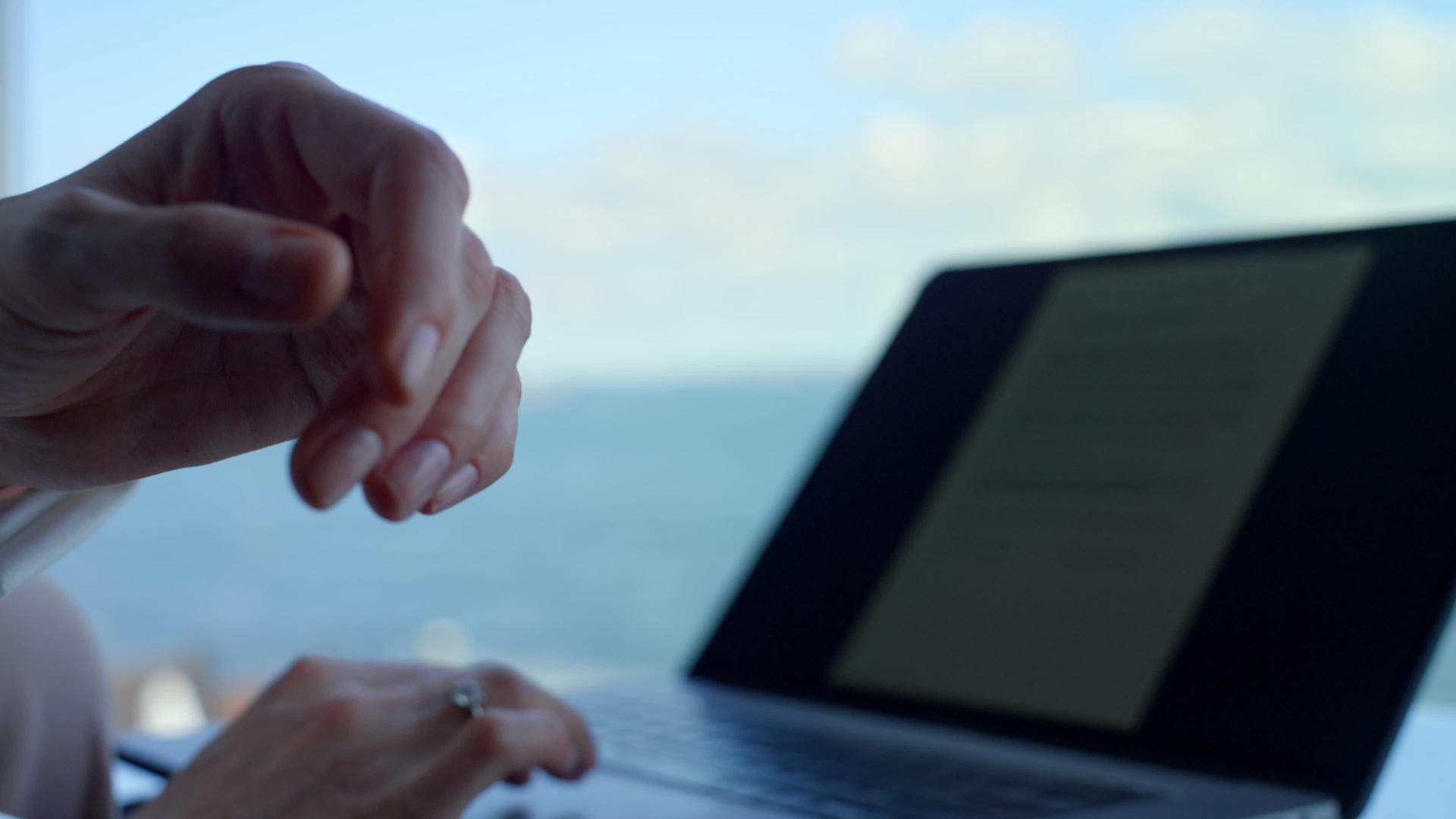 主管触摸键盘笔记本电脑特写电脑视频的预览图