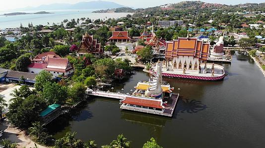 苏梅岛阳光明媚的日子湖边的佛寺位于无人机顶视频的预览图