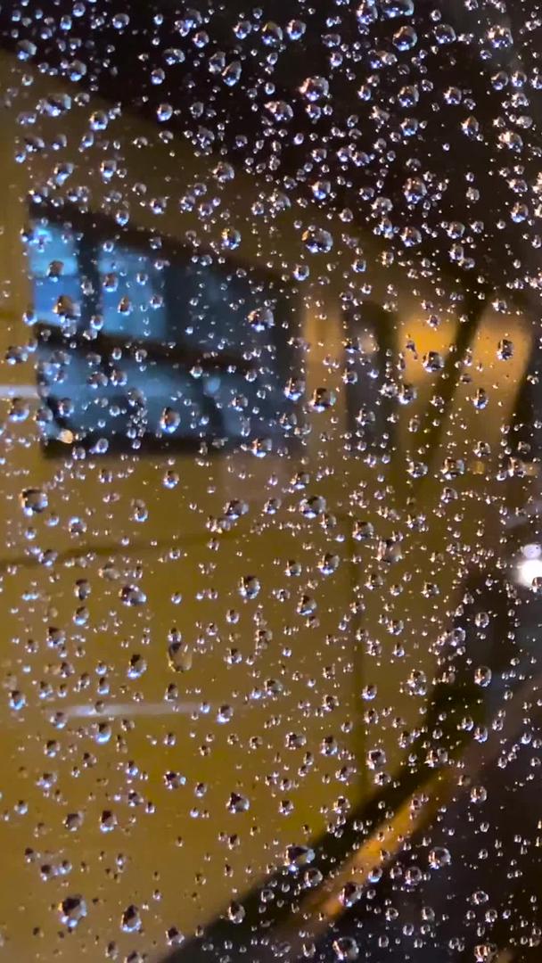 晚上真的下雨雨水打在玻璃上视频的预览图