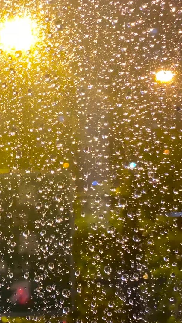 晚上真的下雨雨水打在玻璃上视频的预览图
