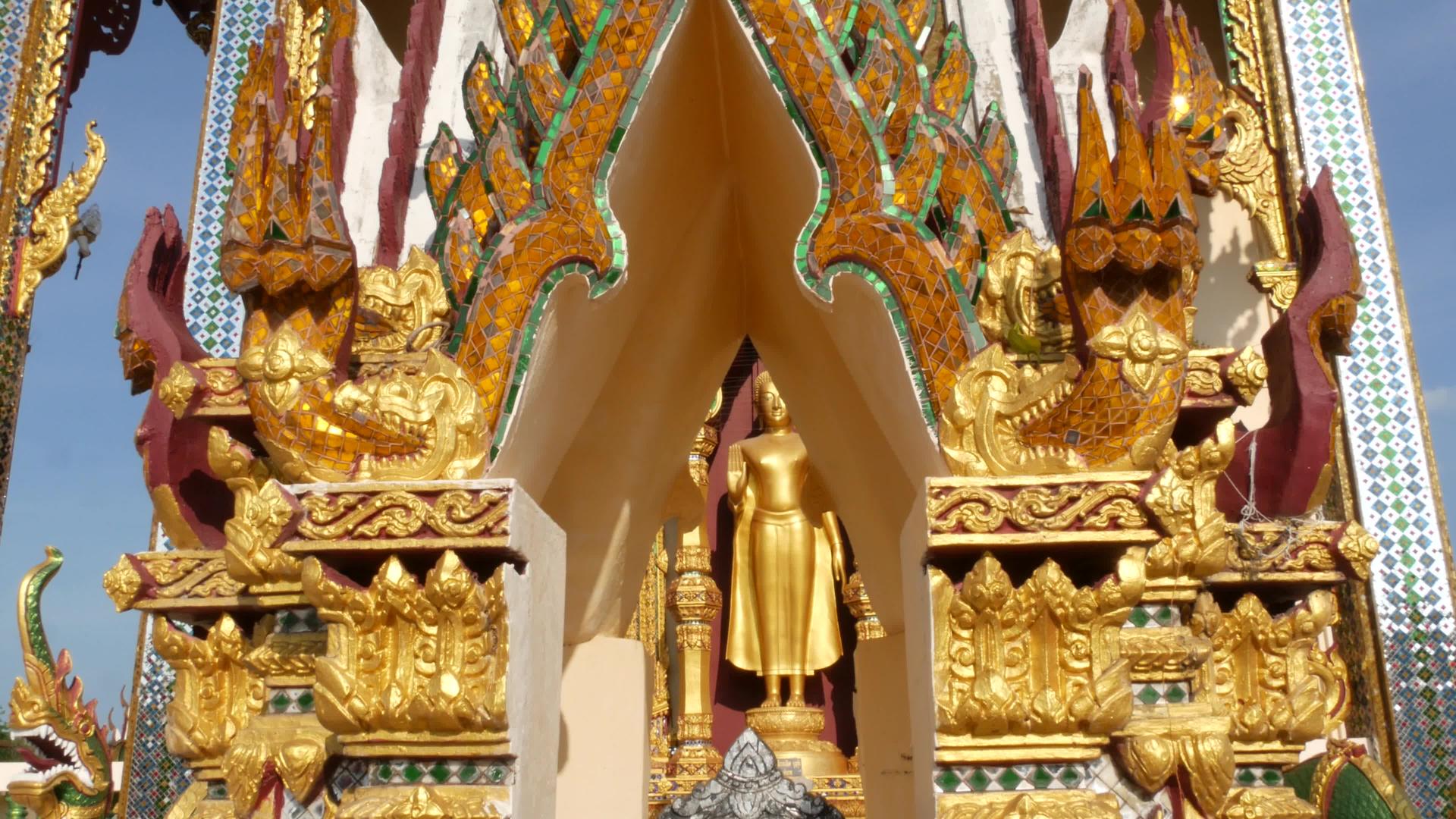 东方寺庙的装饰屋顶在阳光明媚的日子里传统的亚洲寺庙的金色视频的预览图