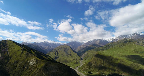 新疆高山蓝天白云4K航拍视频的预览图