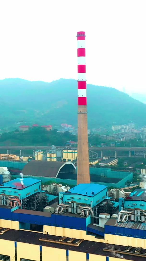 火力发电厂烟囱视频素材实拍位于江边视频的预览图