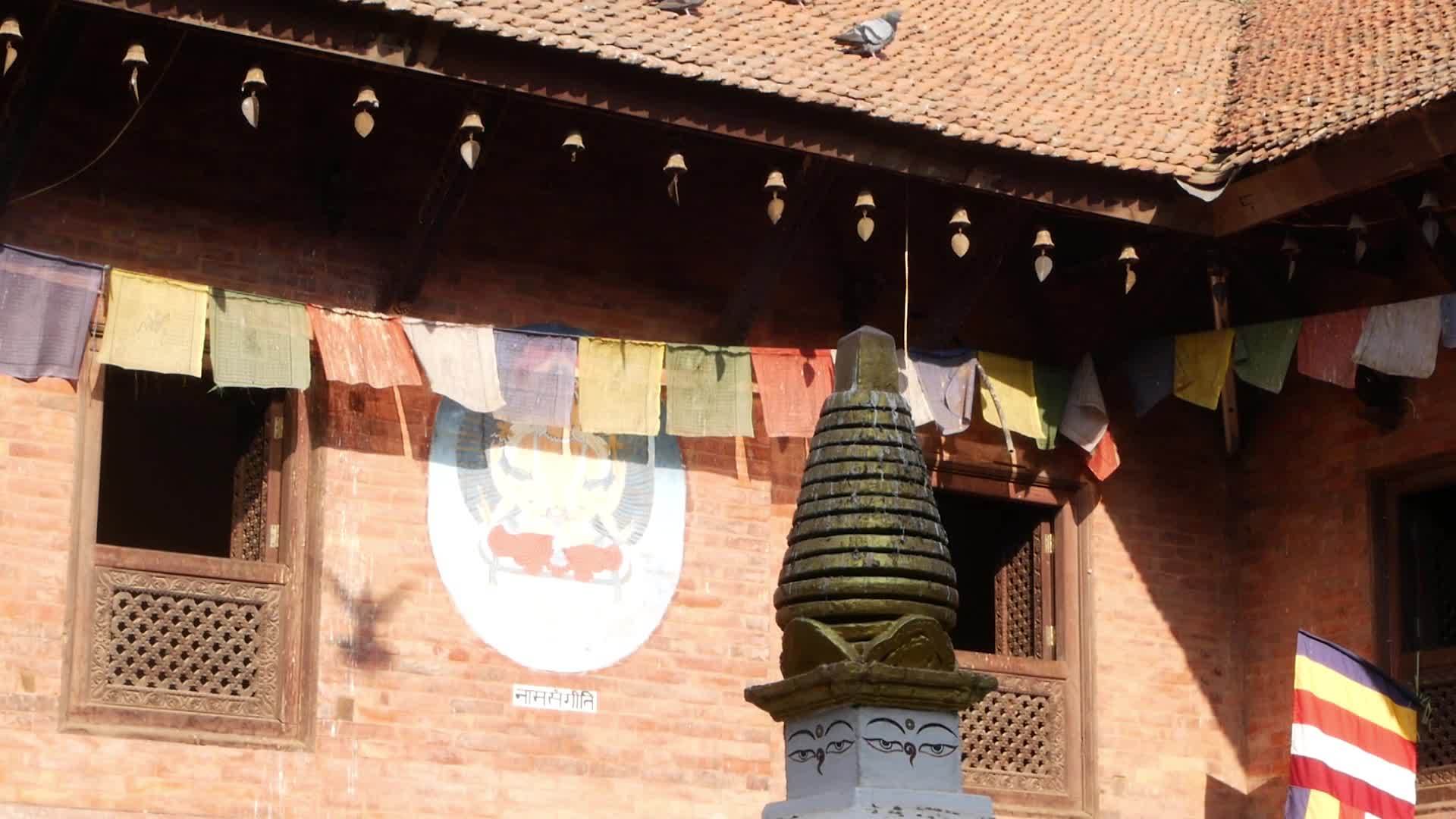 在寺庙建筑的屋顶上鸽子佛教寺庙的外部绳子上挂着祈祷旗视频的预览图