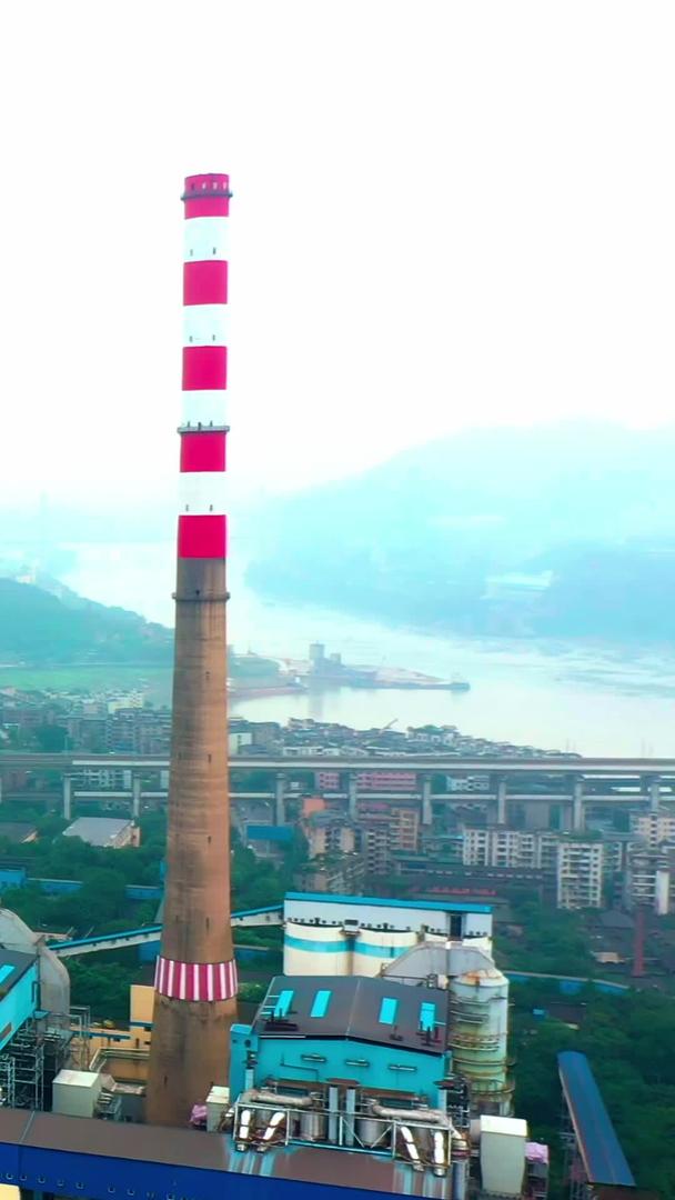 火力发电厂烟囱视频素材实拍位于江边视频的预览图