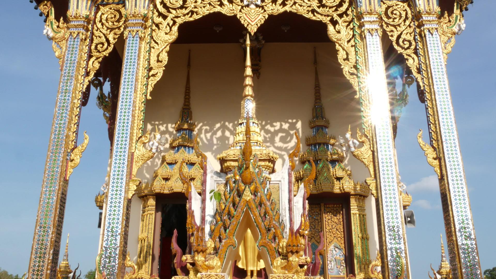 东方寺庙的装饰屋顶在阳光明媚的日子里传统的亚洲寺庙的金色视频的预览图