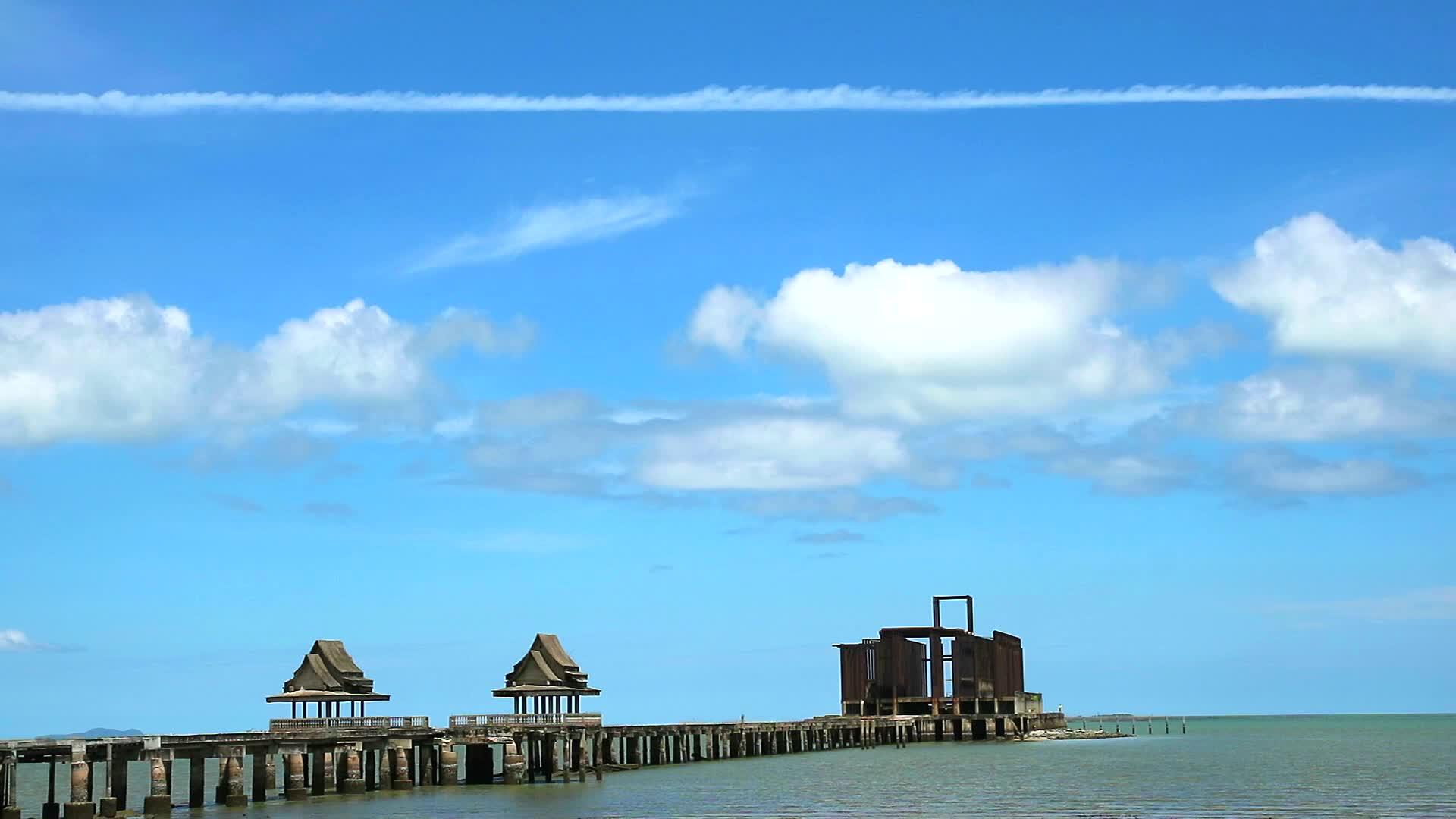 清澈的蓝天和白云线相伴视频的预览图