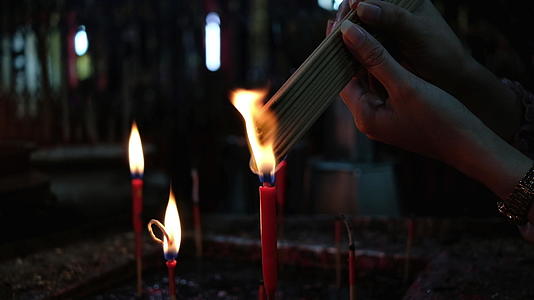 女性用红蜡烛烧香祈祷视频的预览图