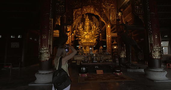 女子拍摄的雕像正在崇拜佛教寺庙vietnam视频的预览图